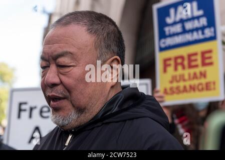 London, Großbritannien. 28. September 2020. AI Weiwei, Künstlerin und Aktivistin, spricht mit den Medien vor dem Alten Bailey Central Criminal Court in Solidarität mit Julian Assange, Wikileaks Gründer. Der Auslieferungsprozess von Herrn Assange wird derzeit im Inneren gehört. Kredit: Stephen Chung / Alamy Live Nachrichten Stockfoto