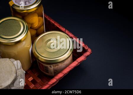 Geschenkkorb mit Gourmet-Produkten, Gläsern und Konserven von lokalen Produkten Stockfoto