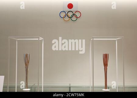 Tokio, Japan. Die Strecke und der Zeitplan der Fackelstaffel für die verschobenen Olympischen und Paralympischen Spiele in Tokio bleiben wie ursprünglich geplant. September 2020. Das am 31. August 2020 aufgenommene Foto zeigt, dass die Fackeln für den Olympischen und Paralympischen Fackellauf von Tokio 2020 im Japan Olympic Museum in Tokio, Japan, ausgestellt sind. Die Strecke und der Zeitplan der Fackelstaffel für die verschobenen Olympischen und Paralympischen Spiele in Tokio bleiben wie ursprünglich geplant, gaben die Organisatoren von Tokio 2020 am 28. September 2020 bekannt. Quelle: Du Xiaoyi/Xinhua/Alamy Live News Stockfoto