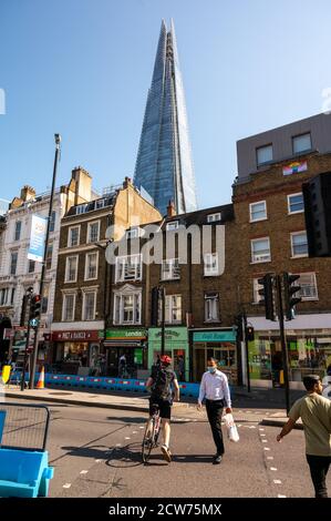 LONDON - 14. SEPTEMBER 2020: Blick vom Eingang zum Borough Market auf High Street Shops mit dem Shard im Hintergrund Stockfoto