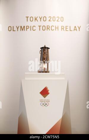 Tokio, Japan. Die Strecke und der Zeitplan der Fackelstaffel für die verschobenen Olympischen und Paralympischen Spiele in Tokio bleiben wie ursprünglich geplant. September 2020. Das am 31. August 2020 aufgenommene File-Foto zeigt die olympische Flamme in einer Laterne, die im Japanischen Olympischen Museum in Tokio, Japan, ausgestellt ist. Die Strecke und der Zeitplan der Fackelstaffel für die verschobenen Olympischen und Paralympischen Spiele in Tokio bleiben wie ursprünglich geplant, gaben die Organisatoren von Tokio 2020 am 28. September 2020 bekannt. Quelle: Du Xiaoyi/Xinhua/Alamy Live News Stockfoto