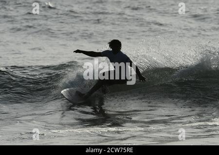 Sri Lanka. September 2020. Arugam Bay - Sri Lanka - SEPTEMBER 27 - Sri Lanka Anushanth Babu fängt eine Welle während Open und National Surfing Championship Series 2019/2020 von Private Company organisiert, um den lokalen Tourismus mit nationalen und internationalen Teilnehmern auf der Insel in Arugam Bay im Osten von Sri Lanka wieder zu beleben Am 27. September 2020. (Foto von Isuru Peiris/Pacific Press) Quelle: Pacific Press Media Production Corp./Alamy Live News Stockfoto