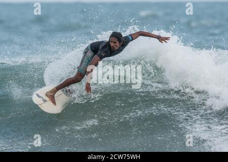 Sri Lanka. September 2020. Arugam Bay - Sri Lanka - SEPTEMBER 27 - Sri Lankas Lakshitha Madushan fängt eine Welle während der Open and National Surfing Championship Series 2019/2020, die von einer privaten Firma organisiert wird, um den lokalen Tourismus mit nationalen und internationalen Teilnehmern auf der Insel in Arugam Bay im Osten von Sri Lanka wieder zu beleben Am 27. September 2020. (Foto von Isuru Peiris/Pacific Press) Quelle: Pacific Press Media Production Corp./Alamy Live News Stockfoto