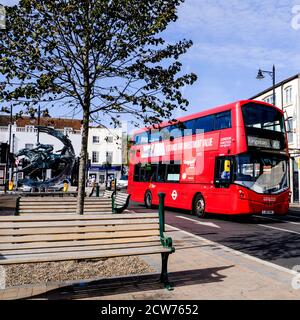 London, Großbritannien, 28. September 2020, Red Double Decker Bus, der durch die leere COVID-19 High Street fährt Stockfoto