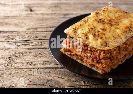 Stück Fleischlasagne auf schwarzem Teller. Speicherplatz kopieren Stockfoto