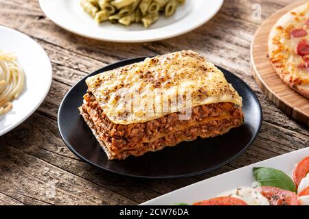 Auswahl an italienischen Pasta-Gerichten auf Holztisch Stockfoto