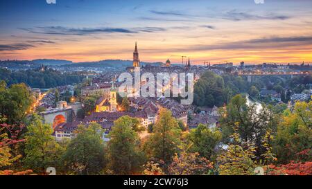 Stadt Bern. Panorama-Stadtbild der Innenstadt von Bern, Schweiz bei schönem Herbstuntergang. Stockfoto