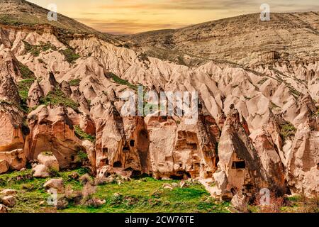 Zelve, Kappadokien, Provinz Nevsehir, Zentralanatolien, Türkei. Sonnenuntergang Stockfoto