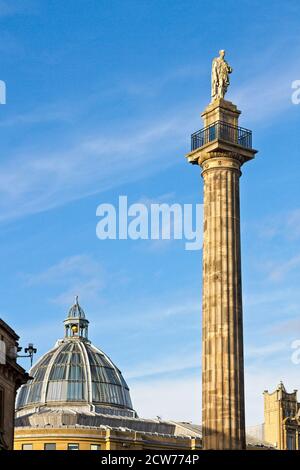 Eine Statue von Charle Earl Grey steht stolz auf dem Gray's Monument in Newcastle, Tyne and Wear, mit der Kuppel der Monument Mall im Hintergrund Stockfoto