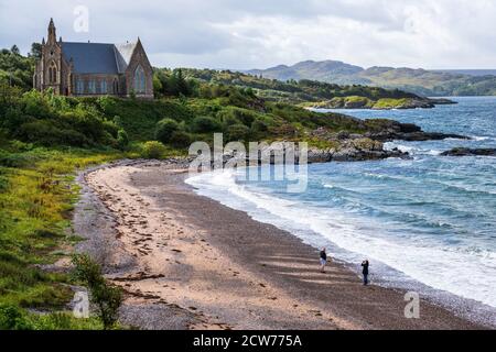 Paar zu Fuß am Strand mit Gairloch Free Church auf der Landzunge dahinter, Gairloch, Wester Ross, Highland Region, Schottland, Großbritannien Stockfoto