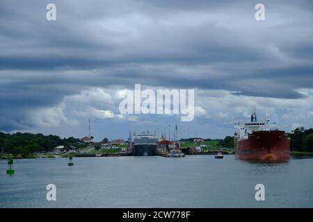 Panama-Kanal - Canal de Panama - Gatun Schleusen Tor In Manzanillo Bay mit Handelsschiffen Stockfoto