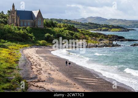 Paar zu Fuß am Strand mit Gairloch Free Church auf der Landzunge dahinter, Gairloch, Wester Ross, Highland Region, Schottland, Großbritannien Stockfoto