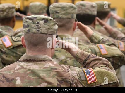 US-Soldatengruß. US-Armee. Militär der USA. Veterans Day. Memorial Day. Die Streitkräfte Der Vereinigten Staaten. Streitkräfte der Vereinigten Staaten von Amerika Stockfoto