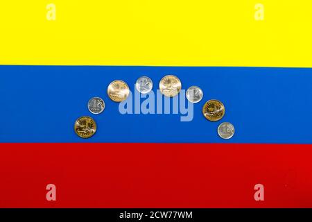 Krise in venezuela stilisierte Flagge venezuelas. Russische Rubel und US-Dollar liegen auf der Flagge Venezuelas Stockfoto