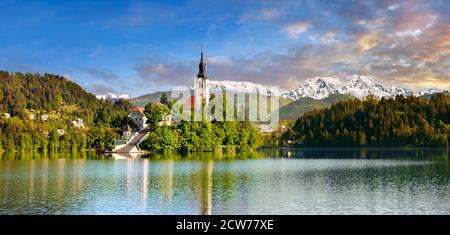 Annahme der Maria Pilgerfahrt Kirche Insel in der Mitte von Bleder See Slowenien bei Sonnenuntergang Stockfoto