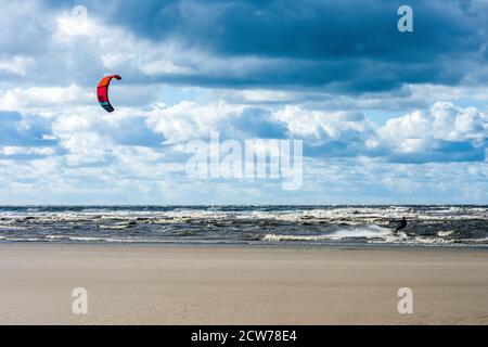 Ein Kitesurfer, der die Action am Ainsdale Beach in der Nähe von Southport, Großbritannien, genießt. Stockfoto