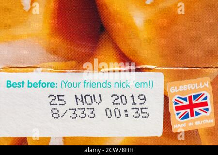 Am besten, bevor Ihre Freunde sie nicken, fröhlich in Großbritannien gemacht - Detail auf Box mit naKD gesalzen Karamell lecker roh Obst & Nussriegel Stockfoto