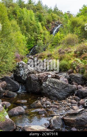 Easan Bana Wasserfall, einer von mehreren kleinen Wasserfällen in Flowerdale Glen, in der Nähe von Gairloch, Wester Ross, Highland Region, Schottland, Großbritannien Stockfoto