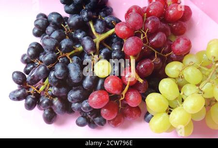 Auswahl von frischen Trauben in verschiedenen Farben, bereit für eine gesunde Ernährung gegessen werden Stockfoto