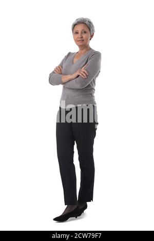In voller Länge Porträt von glücklich schön reif asiatische Frau isoliert auf weißem Hintergrund, casual people Stockfoto