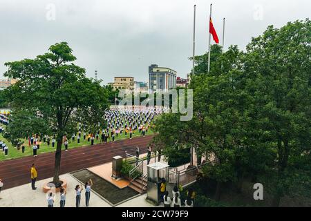 ZHONGSHAN China-28,2020. September: Chinesische Schüler und Lehrer nehmen am Morgen an einer Flaggenanhebung in einer Grundschule Teil. Stockfoto