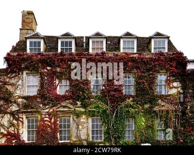 Ivy bedecktes herrliches 3-stöckiges Haus in einer ländlichen Marktstadt in England. Stockfoto