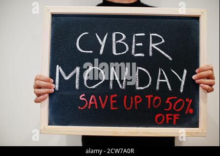 Cyber monday Sparen Sie bis zu 50 % Rabatt auf Schreibtafel. Black friday Konzept. Boy Hold Board. Stockfoto