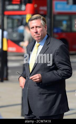 Sir Graham Brady MP (Con: Altrincham und Sale West) und Vorsitzender des Ausschusses 1922 auf dem Parliament Square, September 2020 Stockfoto