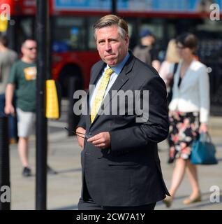 Sir Graham Brady MP (Con: Altrincham und Sale West) und Vorsitzender des Ausschusses 1922 auf dem Parliament Square, September 2020 Stockfoto