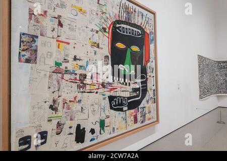 Jean-Michel Basquiat ist ein Graffiti-Künstler, dessen Werk "Glenn 1985" im Museum of Modern Art in New York City, USA, ausgestellt wird Stockfoto