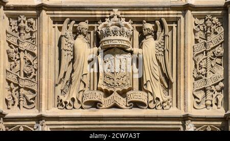 London, England, Großbritannien. Detail an der Südfassade des Palastes von Westminster - Engel mit einer Krone."Nemo me Impune lacessit" (Niemand provoziert mich Stockfoto