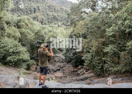 Fotograf macht Bilder vom Wald. Hochwertige Fotos Stockfoto