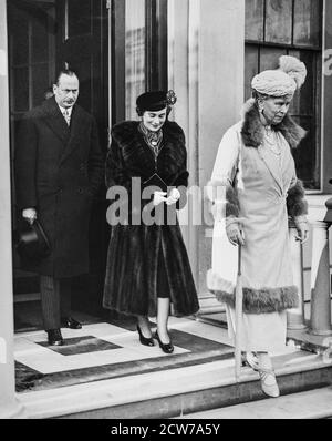 LONDON - 9. FEBRUAR: Der Herzog von Gloucester, die Herzogin von Gloucester und Königin Mary, die 3 Belgrave Square, um zur Taufe von Prinzessin Alexandra im Buckingham Palace, am 9. Februar 1937 gehen. Stockfoto