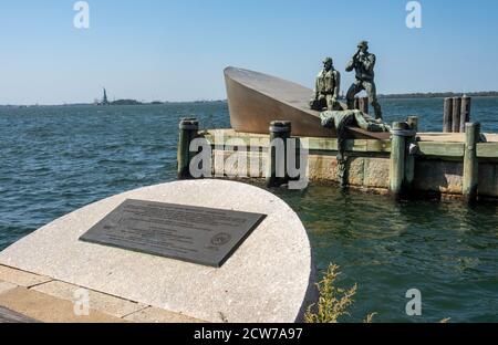 Amerikanische Handelsmarine Memorial mit City Pier A im Hintergrund, NYC Stockfoto