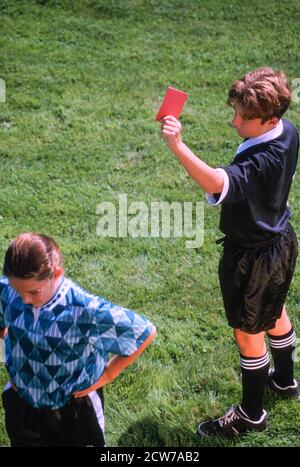 Jugendfußballspiel mit Mädchen bekommt eine rote Karte vom Boy Schiedsrichter, USA 1997 Stockfoto
