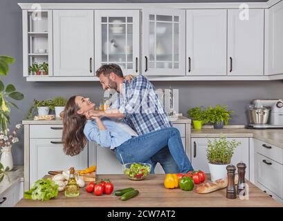 Junges Paar tanzt in der Küche Stockfoto