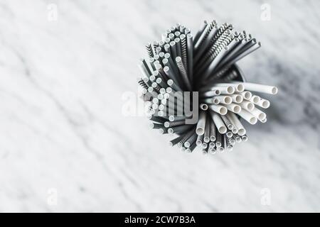 Set aus verschiedenen Papier Trinkhalmen auf grauem Beton Hintergrund in Café close-up. Recycling, Kunststoff frei und umweltfreundlich. Umweltverschmutzung stoppen. Stockfoto