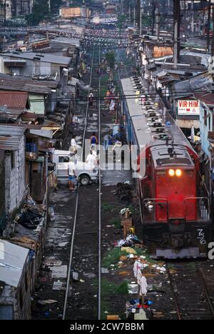 Zug- und Bahngleise durch Shanty Town, Blumentritt, Metro Manila, Philippinen Stockfoto