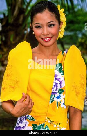 Schönes Mädchen aus den Philippinen in traditioneller Tracht, Baro't Saya, Manila Stockfoto