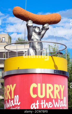 Berliner Currywurstbär an der Mauer, Curry an der Mauer Berlin Mitte Stockfoto