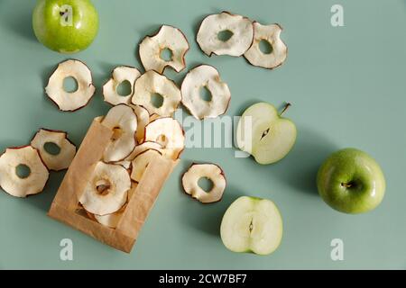 Fruchtchips aus Äpfeln. Gesunde Snacks für Menschen, die einen gesunden Lebensstil führen. Stockfoto
