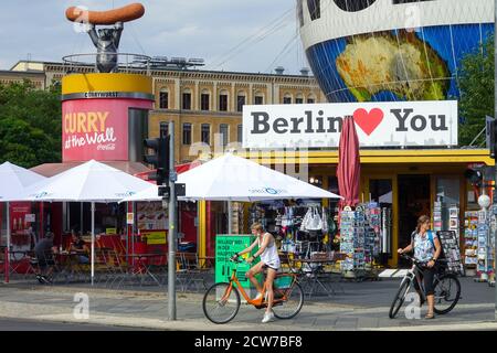 Berliner Tourist auf dem Fahrrad Currywurst Stand an der Mauer Deutschland Citybike Berliner Fahrrad Stockfoto