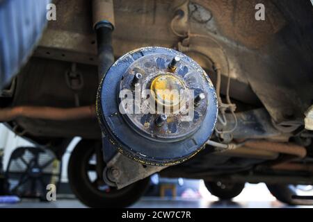 Eine Hinterradnabe des Autos nach dem Entfernen eines Reifens und des Rades, Aufrechterhaltung eines Brems- und Radsystems, Wagenheber zum Wechseln eines Autorades, Nahaufnahme Stockfoto