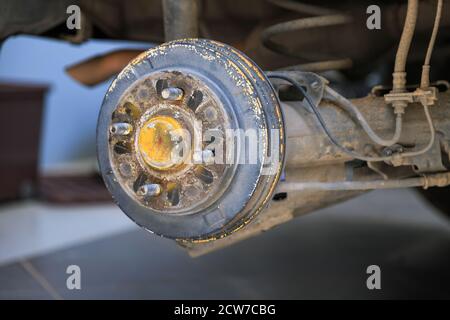Eine Hinterradnabe des Autos nach dem Entfernen eines Reifens und des Rades, Aufrechterhaltung eines Brems- und Radsystems, Wagenheber zum Wechseln eines Autorades, Nahaufnahme Stockfoto