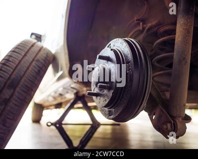 Eine Hinterradnabe des Autos nach dem Entfernen eines Reifens und des Rades, Aufrechterhaltung eines Brems- und Radsystems, Wagenheber zum Wechseln eines Autorades, Nahaufnahme Stockfoto