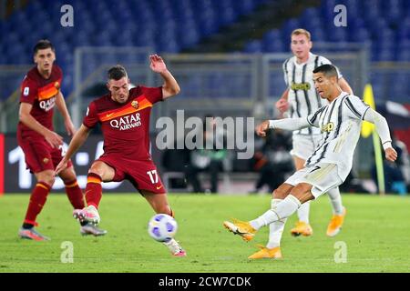 Jordan Veretout von Roma (L) und Cristiano Ronaldo von Juventus In Aktion während der italienischen Meisterschaft Serie A Fußballspiel Zwischen AS Roma und Juv Stockfoto