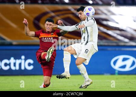 Alvaro Morata von Juventus (L) und Roger Ibanez von Roma (R) in Aktion während der italienischen Meisterschaft Serie A Fußball Spiel zwischen AS Roma und Juvent Stockfoto