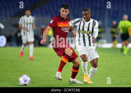 Roger Ibanez von Roma (L) wetteiferte um den Ball mit Douglas Costa von Juventus (R) während der italienischen Meisterschaft Serie Ein Fußballspiel zwischen AS Roma A Stockfoto