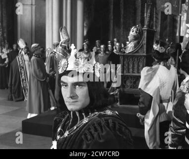 LAURENCE OLIVIER als Herzog von Gloucester und CEDRIC HARDWICKE als König Edward IV in der Krönungsszene in RICHARD III 1955 Regisseur LAURENCE OLIVIER spielt William Shakespeare Musik William Walton Produzenten Laurence Olivier und Alexander Korda L.O.P. / London Film Productions Stockfoto