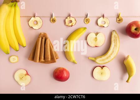 Banana Apple Pastille. Pürierte Früchte werden getrocknet und aufgerollt. Natürliche und gesunde Snacks. Stockfoto